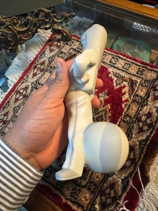 Figura porcelana niña con juguete