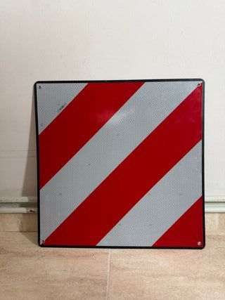 Señal V20 Carga Sobresaliente 50x50cm + Pulpos