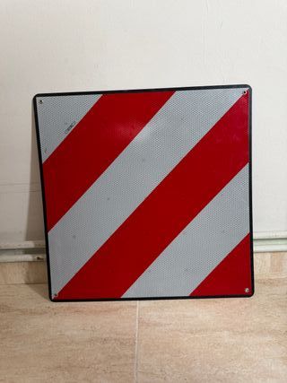 Señal V20 Carga Sobresaliente 50x50cm + Pulpos