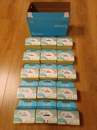 15 confezioni Gillette Venus Comfortglide Sensitiv