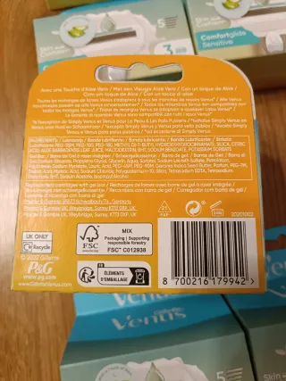 15 confezioni Gillette Venus Comfortglide Sensitiv