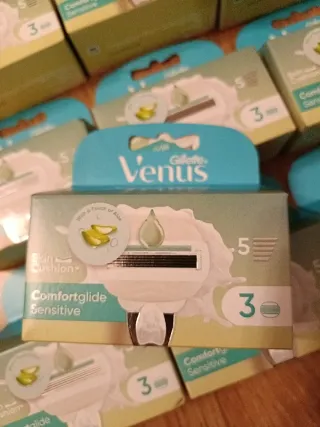 15 confezioni Gillette Venus Comfortglide Sensitiv