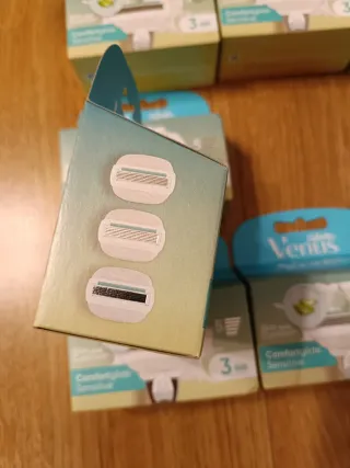 15 confezioni Gillette Venus Comfortglide Sensitiv