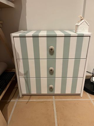 Cómoda de madera con rayas