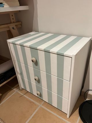 Cómoda de madera con rayas