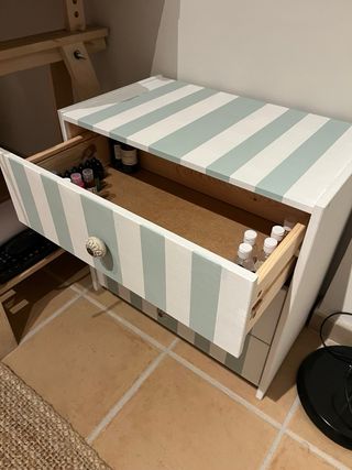 Cómoda de madera con rayas