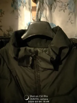 Piumino nero con cappuccio