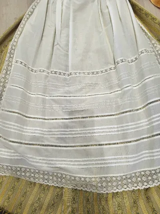 Falda huertana con delantal incluido.