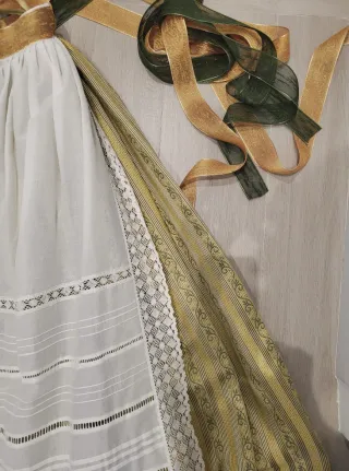 Falda huertana con delantal incluido.