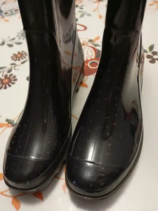 Botas de agua negras con puntos