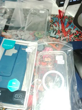 Confezione da 54 custodie per iPhone e Samsung