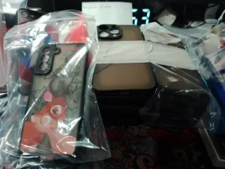 Confezione da 54 custodie per iPhone e Samsung