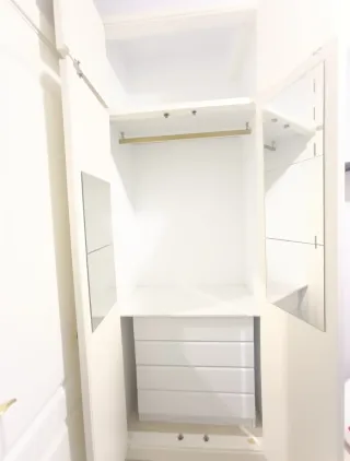 Armadio a muro bianco a 2 ante con soppalco