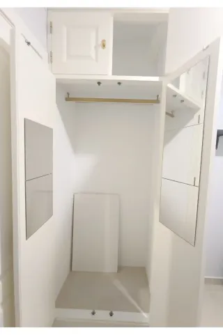 Armadio a muro bianco a 2 ante con soppalco