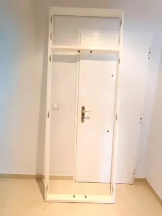 Armadio a muro bianco a 2 ante con soppalco