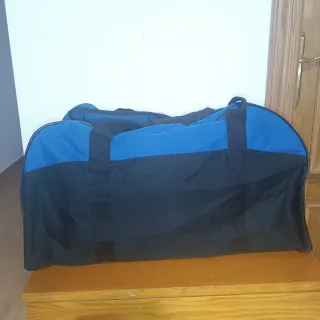 Bolsa de deporte azul y negra