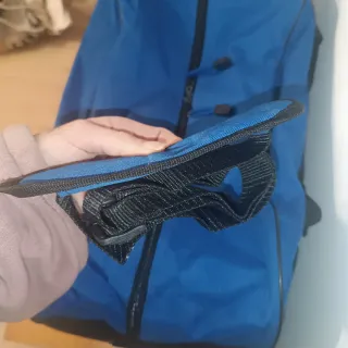 Bolsa de deporte azul y negra