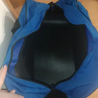 Bolsa de deporte azul y negra