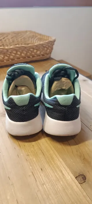 Zapatillas Nike Tanjun Mujer Negro / verde Menta.