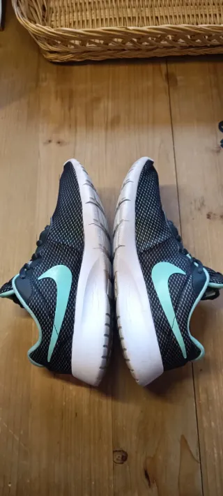 Zapatillas Nike Tanjun Mujer Negro / verde Menta.