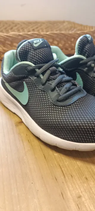 Zapatillas Nike Tanjun Mujer Negro / verde Menta.