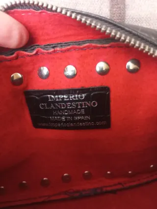 Bolso bandolera Imperio Clandestino negro tachuela