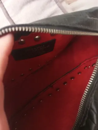 Bolso bandolera Imperio Clandestino negro tachuela