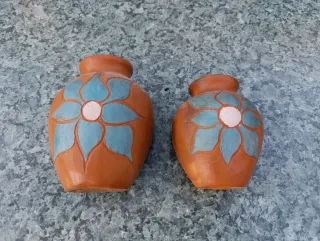 Maceteros y lámpara decorativos de pared