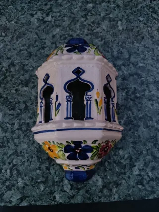 Maceteros y lámpara decorativos de pared