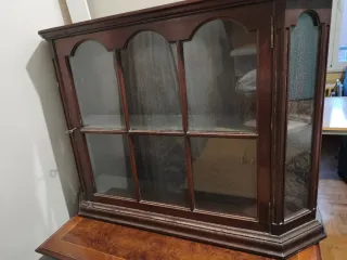 Vitrina de madera con cristal