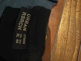 Camiseta URBAN RSRCH Negra Estampado Camuflaje