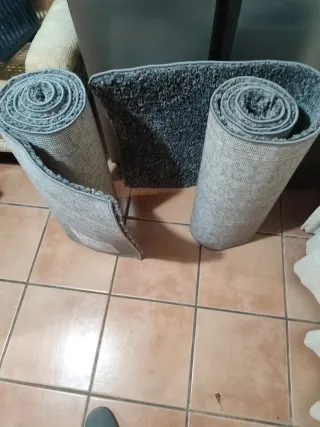 Alfombra gris y beige de tela