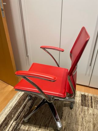 Silla de oficina roja moderna con ruedas