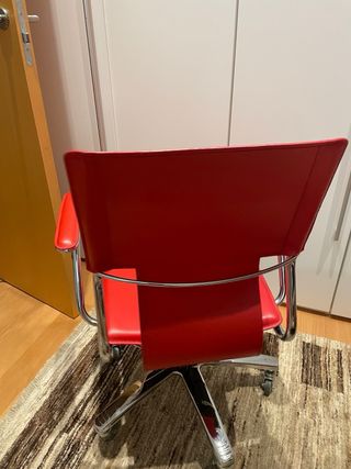 Silla de oficina roja moderna con ruedas