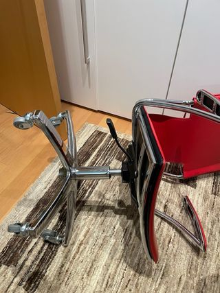 Silla de oficina roja moderna con ruedas