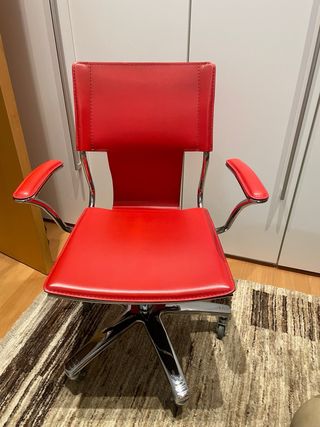Silla de oficina roja moderna con ruedas