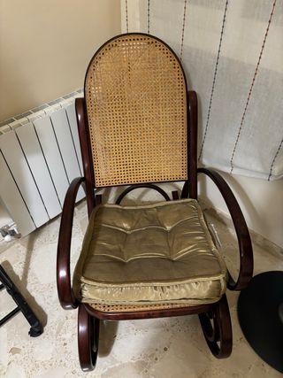 Mecedora antigua de madera y ratán