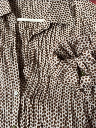 Camisa de seda con lunares marrones