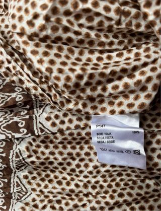 Camisa de seda con lunares marrones