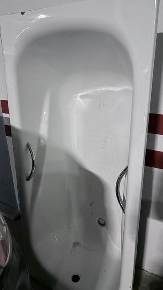 Bañera blanca con asas