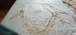 Chal blanco con flecos y bordado