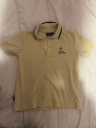 Polo uniforme amarillo