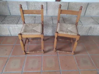 Banquetas de pino y enea (2 unidades)