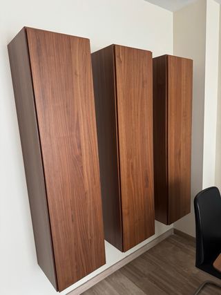 Mueble de pared madera y cristal