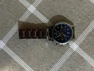 Reloj de pulsera plateado y negro