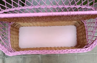 Baúl banco juguetero mimbre rosa estilo vintage