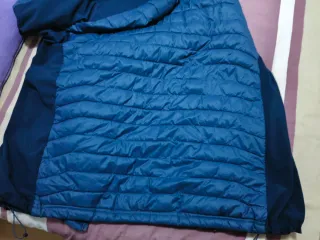 Cazadora Columbia Azul con Capucha. No pesa nada