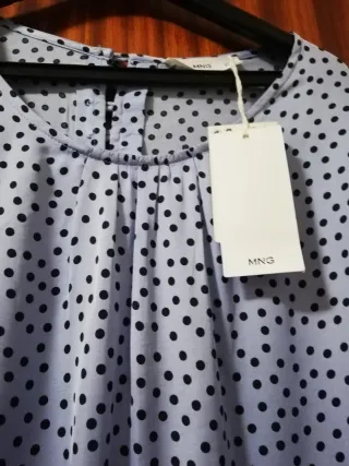 Blusa Mango lunares azul