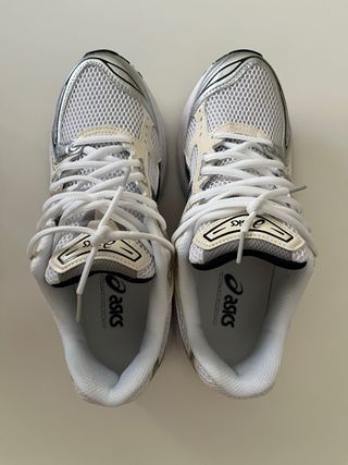 Zapatillas ASICS Plata y Blanco