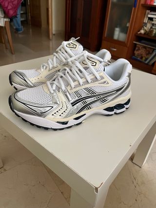 Zapatillas ASICS Plata y Blanco
